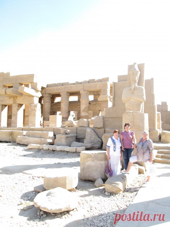 У развалин.