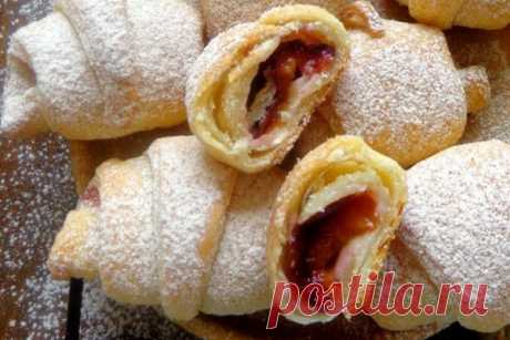 Творожные рогалики со сливами - простой и вкусный рецепт