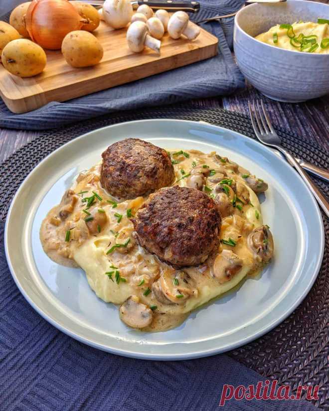Frikadellen mit Kartoffelpüree und Pilzrahmsoße ist eines dieser tollen einfachen Gerichte, das ebenso lecker ist, wie es einfach ist. Ein tolles, schnelles Essen, das der ganzen Familie schmeckt und gerade bei Kindern nichtig gut ankommt.