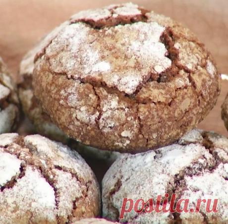Шоколадное печенье с мраморной корочкой по рецепту Юлии Высоцкой!

Ингредиенты:
шоколад черный горький — 60 г
молоко — 100 мл
сахар коричневый — 250 г
сливочное масло — 125 г
яйца куриные — 2 шт.
соль — ½ ч. л.
пшеничная мука — 340 г
разрыхлитель — 1 ч. л.
какао-порошок — 2 ст. л.
перец душистый молотый — 1 щепотка
ванильный экстракт — 1 ч. л.
орехи пекан — 1 горсть
сахарная пудра — по вкусу

А также для приготовления вам понадобятся товары из интернет-магазина Shop.edimdo...