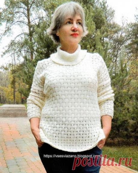 Пуловер красивым плетеным узором.