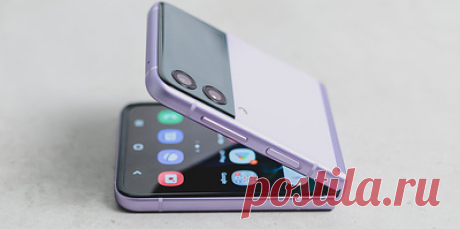 Неделя с Galaxy Flip3. Если вам нравятся складные смартфоны — советуем его попробовать. Samsung выпустил обновленный младший смартфон с гибким экраном Flip3. Он стоит почти вдвое дешевле старшего Fold3. Наш редактор протестировала его, чтобы понять, стоит ли менять на него обычный флагман. Вкратце: если хочется попробовать складной телефон — да, самое время дать шанс Flip3. С оговоркой: если не ждете, что он сильно впечатлит вас чем-то кроме того, что классно гнется пополам