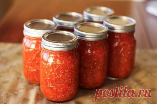 Аджика. 17 рецептов на любой вкус
АДЖИКА-1
5 кг помидоров, 1 кг сладкого перца, 16 штук горького перца, 300 г чеснока, 0,5 кг хрена, 1 стак. соли, 2 стак. уксуса, 2 стак. сахара.
Все перемолоть на мясорубке, включая семечки из перца (в нем обрезаются только хвостики и внутри он не вычищается), добавить сахар, соль, уксус, дать постоять минут 50, разлить по бутылкам. Кипятить не нужно. Хранится хорошо в бутылках без холодильника.
АДЖИКА-2
200 г чеснока, 4 палочки хрена, 2 пучка петрушки, 2 пучк