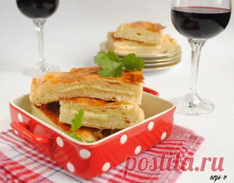Слоеные хачапури с сыром.