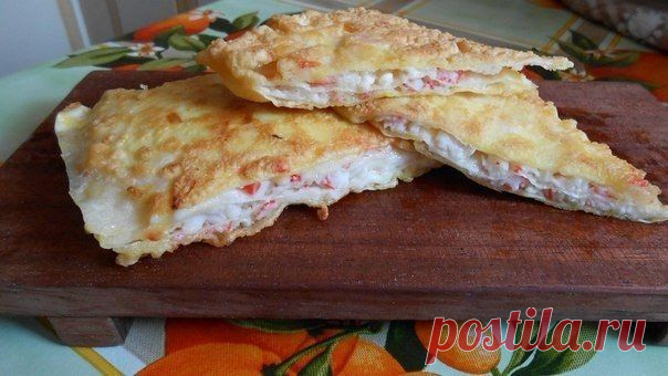 Очередное лакомство из тонкого лаваш. Для приготовления гренок нужно взять лист армянского лаваша, крабовые палочки, мягкий плавленый сыр, зелень укропа, яйца, муку пшеничную, масло подсолнечное и чеснок.
