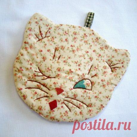 Calico Cat - Hand Embroidered Vintage Style Pot Holder / Hot Pad