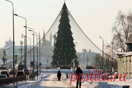 Названы самые дорогие новогодние ели России. Одной из самых дорогих новогодних елей страны назвали праздничное дерево в Казани. На него потратили 42,8 миллиона рублей. Рейтинг елей составила газета «Коммерсантъ». В рейтинг газеты вошли 10 елей. Искусственное дерево в Казани достигает в высоту 35 метров, на конструкции закреплено более шести тысяч веток.