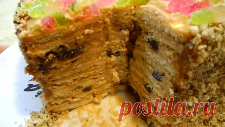 Тортик-«конструктор» на скорую руку без выпечки — с вареной сгущенкой и сметаной. Добавляйте в него ваши любимые наполнители. Рецептами быстрых тортов из печенья сегодня никого не удивишь, наверняка у каждой хозяйки есть собственный рецепт с любимыми наполнителями и печеньем,