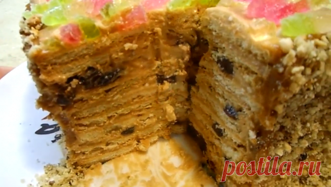 Тортик-«конструктор» на скорую руку без выпечки — с вареной сгущенкой и сметаной. Добавляйте в него ваши любимые наполнители. Рецептами быстрых тортов из печенья сегодня никого не удивишь, наверняка у каждой хозяйки есть собственный рецепт с любимыми наполнителями и печеньем,