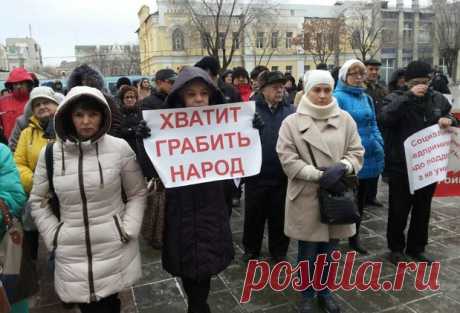 Если государство вас грабит, почему вы молчите? Как-то в конце 1980-х актер Игорь Ильинский вышел на сцену весь увешанный дефицитными продуктами. На шее гирлянды копченые колбасы, в карманах пиджака  дорогой армянский коньяк, в руках  банки с черной икрой и крабами... А в СССР тогда был жуткий дефицит, в магазинах длинные…