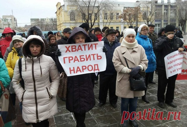 Если государство вас грабит, почему вы молчите? Как-то в конце 1980-х актер Игорь Ильинский вышел на сцену весь увешанный дефицитными продуктами. На шее гирлянды копченые колбасы, в карманах пиджака  дорогой армянский коньяк, в руках  банки с черной икрой и крабами... А в СССР тогда был жуткий дефицит, в магазинах длинные…