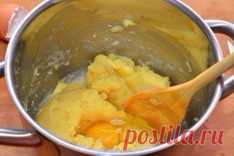 Эклеры Время приготовления - 15 минут Время выпекания - 45 минут Ингредиенты: Масло сливочное — 100 г Яйцо — 4 шт. Мука — 180 г Соль — 1/2 ч.л. Вода — 250 мл Заварной крем — опционально Приготовление: 1. Подготовить ингредиенты. 2. Доведите воду до кипения, растопите в воде масло и добавьте соль. 3. Добавьте туда муку. Тщательно перемешайте деревянной лопаткой. 4. Как только тесто начнет отходить от стенок, скатается в комок, поварите его ещё пару минут и снимите с огня. Тесто должно хорошо…