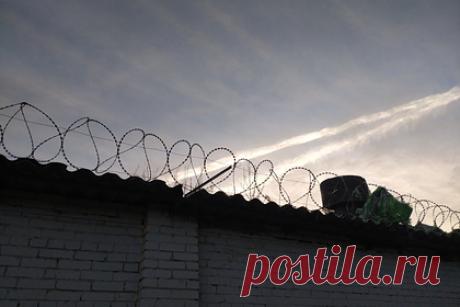 Раскрыты подробности пожара с погибшим заключенным в российской колонии. Пожар в исправительной колонии №4 в Новгородской области произошел в помещении для хранения спальных принадлежностей, он ликвидирован. Предварительная причина возгорания — короткое замыкание. В результате инцидента четыре человека госпитализированы с отравлением продуктами горения, один заключенный погиб.