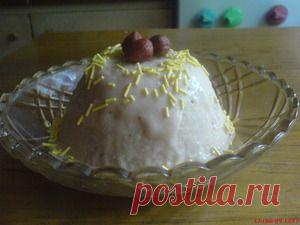 Банановое мороженое. 
Ингредиенты:
3 спелых банана,
100 г творога,
2 ч л лимонного сока,
1 ст л ванильного сахара,
Все смешать и в морозилку...
1 ст л ликёра "Бейлиз"
сахарная посыпка, три орешка для украшения