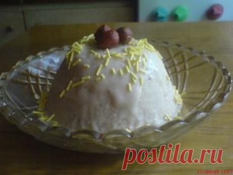 Банановое мороженое. 
Ингредиенты:
3 спелых банана,
100 г творога,
2 ч л лимонного сока,
1 ст л ванильного сахара,
Все смешать и в морозилку...
1 ст л ликёра &quot;Бейлиз&quot;
сахарная посыпка, три орешка для украшения