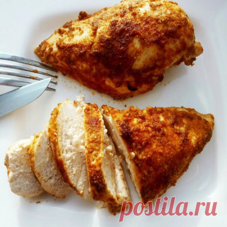 Люблю, когда в холодильнике есть готовая куриная грудка. Очень просто нарезать ее и добавить в сэндвич, салат, спагетти   Главное приготовить  сочную куриную грудку. Рецептов множество, но я выбрала для себя несколько правил. 1. Замочить грудку в соленой воде. На литр воды добавляем примерно 1 ч.л. соли и оставляем грудку в холодильнике от 30 мин до 6 часов. Достаем и просушиваем бумажным полотенцем.  2. Смазать маслом. Любым, каким вы любите пользоваться, будь то сливочно...