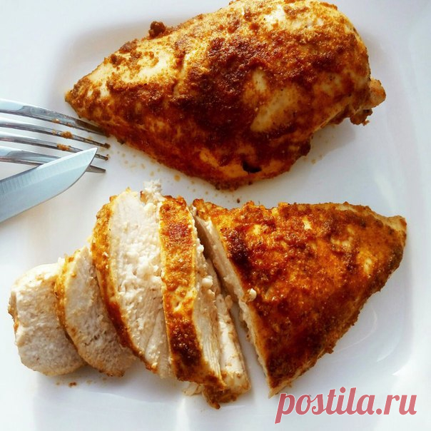 Люблю, когда в холодильнике есть готовая куриная грудка. Очень просто нарезать ее и добавить в сэндвич, салат, спагетти   Главное приготовить  сочную куриную грудку. Рецептов множество, но я выбрала для себя несколько правил. 1. Замочить грудку в соленой воде. На литр воды добавляем примерно 1 ч.л. соли и оставляем грудку в холодильнике от 30 мин до 6 часов. Достаем и просушиваем бумажным полотенцем.  2. Смазать маслом. Любым, каким вы любите пользоваться, будь то сливочно...
