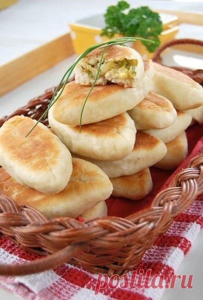 Постные пирожки с капустой

Ингредиенты:
Тесто:
220 мл тёплой воды.
2 ст.л. растительного масла.
~ 4 чашки муки.
4 ч. л. сахара.
1 1/2 ч. л. соли.
1 ч. л. сухих дрожжей.

Начинка:
Половина средней капусты.
1 сред. луковица.
1-2 зубчика чеснока.
2-3 стрелки зелёного лука.
1 ч. л. смеси карри.
1/2 ч.л. молотого кориандра.
Соль по вкусу.
Растительное масло без запаха.

Способ приготовления:
Приготовить опару из тёплой воды, масла, сахара, соли и дрожжей (до появления пузырько...