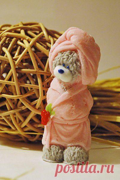 Как сделать силиконовую форму для мыла

Сначала берём красивую фигурку типа такого мишки например. Всё зависит только от Вашей фантазии. Можно какие то пластмассовые игрушки взять. Они обязательно должны быть чистые. Берём пластиковый контейнер или коробочку чуть больше выбранной фигурки