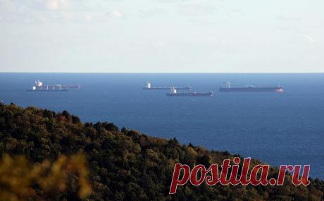 Россия нарастила морской экспорт нефти на фоне инцидентов на НПЗ. Внеплановые ремонты НПЗ привели к росту экспорта нефти из портов России на 9,4% в марте, следует из данных Kpler. Эксперты считают, что на сделке ОПЕК+ это не скажется, а спрос на российское сырье по-прежнему высок