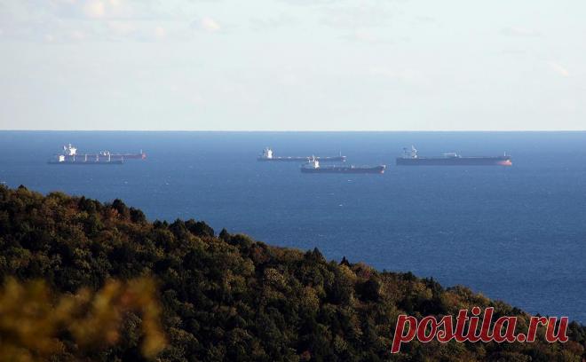 Россия нарастила морской экспорт нефти на фоне инцидентов на НПЗ. Внеплановые ремонты НПЗ привели к росту экспорта нефти из портов России на 9,4% в марте, следует из данных Kpler. Эксперты считают, что на сделке ОПЕК+ это не скажется, а спрос на российское сырье по-прежнему высок