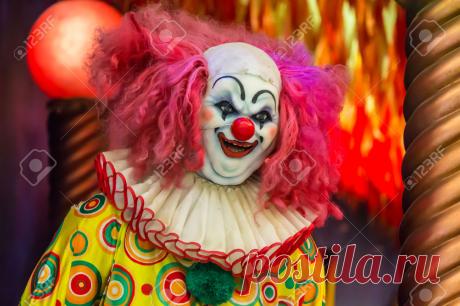 32993079-Scary-clown-robot-in-clown-mask--Stock-Photo-clown.jpg (1300×866)