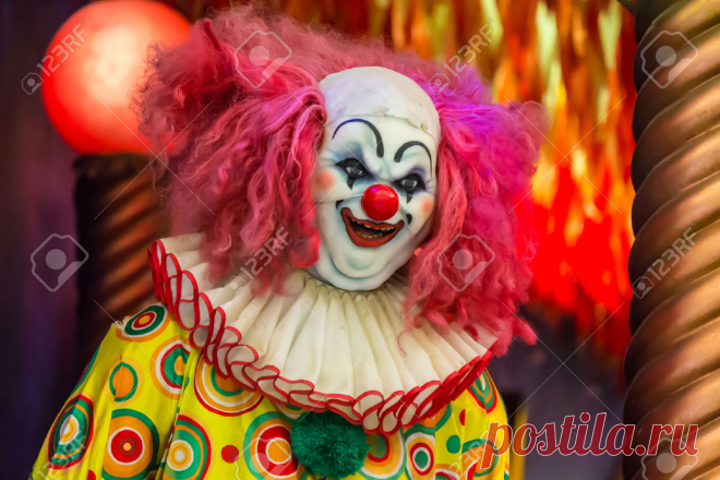 32993079-Scary-clown-robot-in-clown-mask--Stock-Photo-clown.jpg (1300×866)