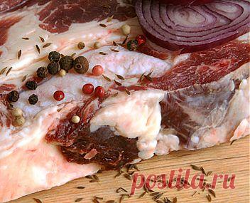 Сколько варить сало. Узнайте, как варить сало. Время приготовления варёного сала. Как варить сало в луковой шелухе.