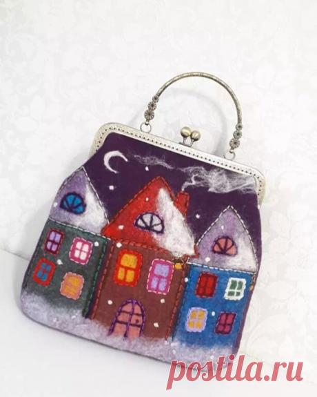 Сумки из войлока от Екатерины Ушановой /Ярославль

"Хочу показать свои сумки из войлока. Совсем недавно научилась их валять, меня это так увлекло. Процесс очень долгий и трудный, но очень интересный. Всегда думаешь, а что же получится. Ведь это мой полёт фантазий.
 1)День первый. 
 Техника мокрого валяния. Выкладывание шерсти и валяние.
2) День второй. 
Техника сухого валяния: создание окошек, контуров с помощью шерсти и иглы.
3) День третий.
Вышивание контуров нитками мул...