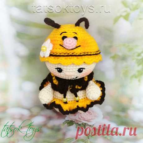 PDF Малыш Пчёлка крючком. FREE crochet pattern; Аmigurumi doll patterns. Амигуруми схемы и описания на русском. Вязаные игрушки и поделки своими руками #amimore - маленькая кукла в наряде пчелы, пупс в костюме пчёлки, куколка, пупсик, девочка.
