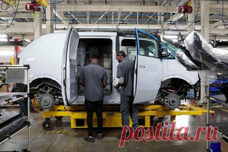 Отмененный автомобиль Apple сравнили с пузырем. Известный инсайдер Марк Гурман рассказал, каким бы мог быть первый автомобиль Apple. По словам знакомых с ситуацией собеседников, корпорация планировала автомобиль как беспилотное средство, не имеющее руля. Также один из источников сравнил Apple Car с салоном частного самолета. Проект отменили в начале 2024 года.