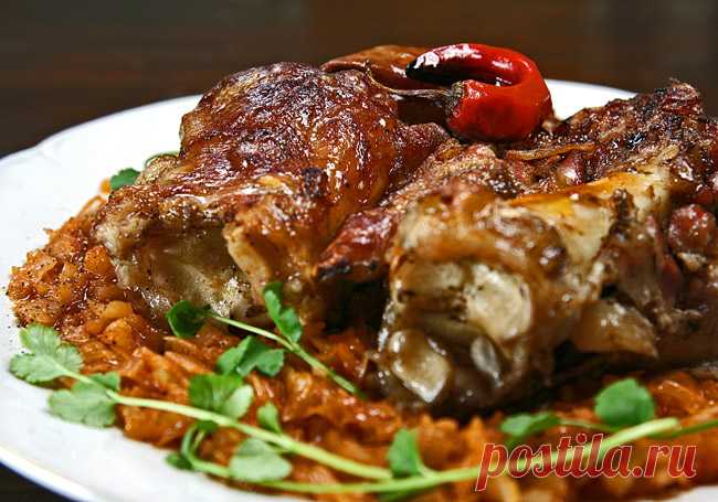 Томленые свиные ножки с тушеной капустой