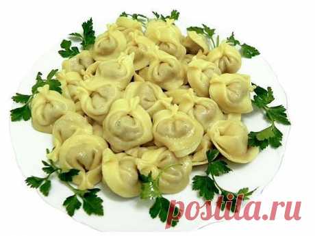 Несмотря на то, что пельмени считаются исконно русским блюдом, в Россию они попали благодаря финно-угорским племенам -  северным кочевникам. Изначально название этого блюда складывалось из двух удмуртских слов -  &quot;ухо&quot; (пель) и &quot;хлеб&quot; (нянь). Кусочек мяса, завернутый в тесто, и в самом деле напоминал ушную раковину человека. Ну, а &quot;пель-нянь&quot; со временем превратился в пельмень. / История цивилизаций!