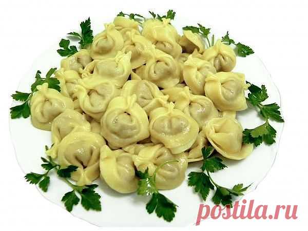 Несмотря на то, что пельмени считаются исконно русским блюдом, в Россию они попали благодаря финно-угорским племенам -  северным кочевникам. Изначально название этого блюда складывалось из двух удмуртских слов -  "ухо" (пель) и "хлеб" (нянь). Кусочек мяса, завернутый в тесто, и в самом деле напоминал ушную раковину человека. Ну, а "пель-нянь" со временем превратился в пельмень. / История цивилизаций!