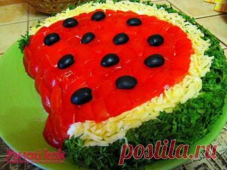 Как сделать салат &quot;Арбузная долька&quot;?

Ингредиенты: 
Куриная грудка- 300-400 грамм, 
шампиньоны – 300 грамм, 
лук репчатый- 1-2 головки, 
яйца- 2-3 шт., 
помидоры- 2-3 шт., 
огурцы свежие – 2-3 шт., 
лук зеленый – 1 пучок, 
сыр твердый – 100-150 грамм, 
маслины.