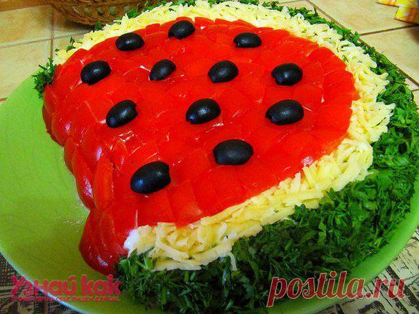 Как сделать салат "Арбузная долька"?

Ингредиенты: 
Куриная грудка- 300-400 грамм, 
шампиньоны – 300 грамм, 
лук репчатый- 1-2 головки, 
яйца- 2-3 шт., 
помидоры- 2-3 шт., 
огурцы свежие – 2-3 шт., 
лук зеленый – 1 пучок, 
сыр твердый – 100-150 грамм, 
маслины.