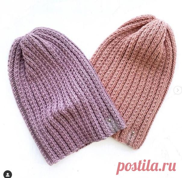 Запись на стене Шапка-тыковкаРАЗМЕР54-56 смВАМ ПОНАДОБИТСЯПряжа меринос Lana Gatto Maxi Soft 50 гр/90 м - 2 мотка.Круговые спицы № 3.5 длиной 40см и 80-100см (для вязания макушки способом Magic loop) или чулочные спицы № 3.5.Маркер для отметки начала ряда.Трикотажная игла.ОПИСАНИЕ РАБОТЫВяжем в 1 нить. Для размера 54-56 на круговые спицы № 3.5 длиной 40 см набираем классическим способом 100 петель + 1 петля для соединения...