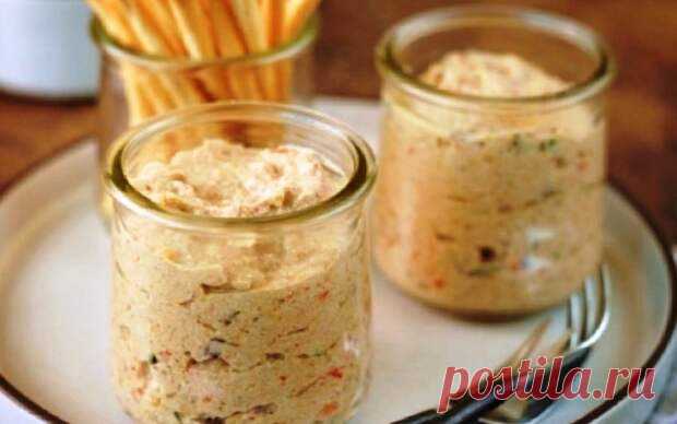 Безумно вкусно! Оригинальный паштет из баклажанов с творогом - Скатерть-Самобранка - медиаплатформа МирТесен Это один из старых рецептов, которые многие знают. Но есть еще те, кому он будет в диковинку. Паштет из баклажанов с творогом можно использовать для бутербродов или в качестве начинки для закусочных рулетов и тортов. Попробуйте, оригинальность и своеобразность блюда, вам точно понравится. Для