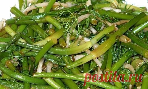 Маринованные стрелки чеснока

молодые стрелки чеснока – 1 кг,
вода – 1 л,
соль – 50 г,
сахар – 50 г,
уксус (9%) – 100 мл.
Специи – лавровый лист, перец черный горошком, перец красный горький. 

Стрелки чеснока помыть, нарезать палочками по 4-5 см. Бланшировать 2-3 минуты. Откинуть на сито. На дно стерилизованных баночек (0,5 л) положить лавровый лист, перец горошком, перец горький, зонтики укропа. Заполнить банки стрелками чеснока и залить горячим маринадом. Закрыть завинч...