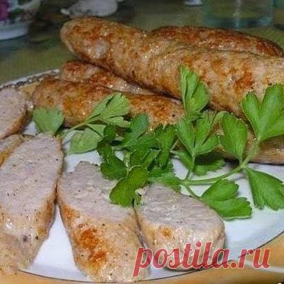 ДОМАШНИЕ КУРИНЫЕ КОЛБАСКИ 
500 гр куриного фарша 
200 мл молока 
паприка сладкая 1 ч.л. 
соль, перец по вкусу 
приправа к курице (у меня курица гриль) 
Фарш смешать с молоком, поставить в холодильник на 30-40 минут, достать всыпать все специи, хорошо перемешать. если есть кондитерский шприц, то используйте его, у меня нет, поэтому я наполняла обычный полиэтиленовый пакетик и отрезала уголок диаметром 1,5-2 см. Отрезала от пищевой плёнки кусочек с запасом, выдавливала фарш на пищевую плёнку , за