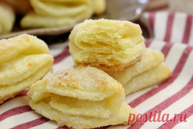 К полднику в субботу испеките нежное, очень вкусное 
Творожное печенье ГУСИНЫЕ ЛАПКИ 
 
Масло — 220 Грамм 
Творог — 200-220 Грамм 
Мука — 2 Стакана 
Яичные желтки — 2 Штуки 
Вода — 2 Ст. ложки 
Сахар — 0,5-1 Стакана 
Масло нам понадобится замороженное. Натрите его в миску на свекольной терке. Так легче будет замесить тесто. 
Затем в миску добавьте просеянную муку. 
Хорошенько перетрите ингредиенты руками. 
 
К маслу добавьте творог. Добавьте в тесто яичные желтки и воду (ж...