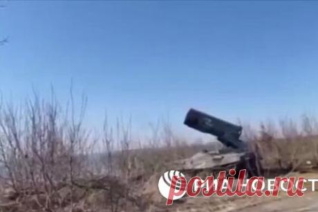 Появилось видео применения огнеметной системы «Солнцепек» в Донбассе. В сети появилось видео применения тяжелой огнеметной системы (ТОС) «Солнцепек» по украинским позициям в Донбассе. На опубликованых кадрах видно, как стоящая на открытой местности ТОС выпускает несколько ракет. Отмечается, что снаряды были выпущены в направлении позиций украинских националистов.