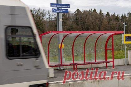 Террорист с топором захватил поезд с заложниками в Швейцарии. Вооруженный топором террорист остановил пригородный поезд в Швейцарии и захватил четырех заложников, которых удерживал более четырех часов. Нападение произошло вечером в пятницу, 9 февраля на вокзале небольшого города Эссер-Су-Шампван, расположенного в кантоне Вале. Переговоры длились более четырех часов.