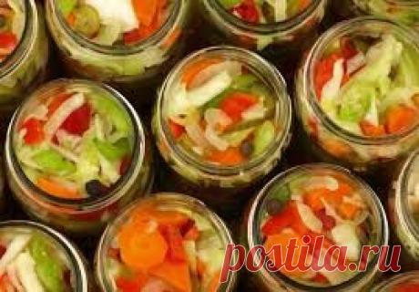 Ароматный закусочный салат ассорти с зелёными помидорами