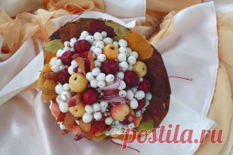 Свадебный букетик с бусинами, снежноягодником, яблочками и серединками от орхидей цимбидиум.