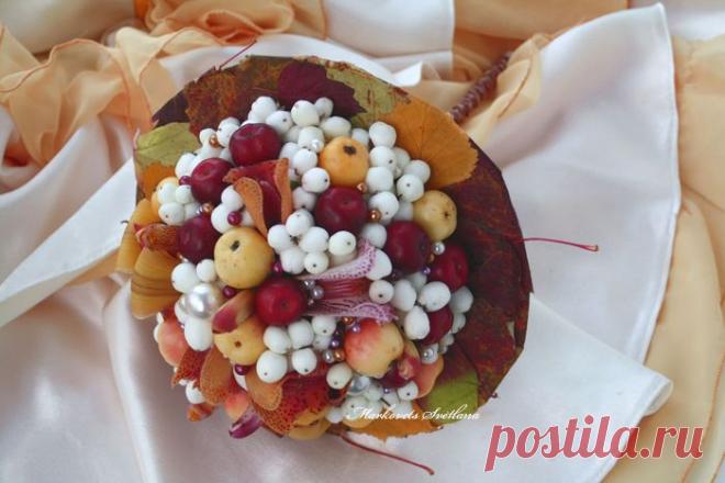 Свадебный букетик с бусинами, снежноягодником, яблочками и серединками от орхидей цимбидиум.