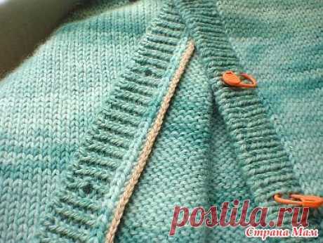 КАК ПРАВИЛЬНО РАЗРЕЗАТЬ ВЯЗАННУЮ ВЕЩЬ. Случается, что в шкафу залеживаются вполне хорошие вещи. Причин тому 
может быть множество. У трикотажа, например горловина может оказаться 
слишком маленькой (в детской одежде это встречается на каждом шагу) или 
просто размер стал маловат. Есть способ без перевязывания изменить 
модель и с помощью нехитрого приема превратить пуловер в кофточку. Для 
этого нужно его правильно разрезать.