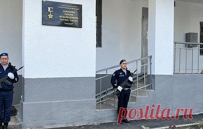 Мемориальные доски в честь Героев России открыли на улицах Нальчика, названных в их честь. Военнослужащие были удостоены высоких наград за доблесть и отвагу, проявленные в ходе СВО посмертно