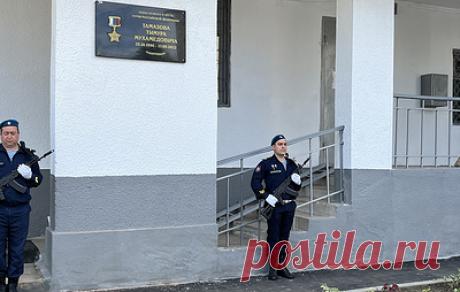 Мемориальные доски в честь Героев России открыли на улицах Нальчика, названных в их честь. Военнослужащие были удостоены высоких наград за доблесть и отвагу, проявленные в ходе СВО посмертно