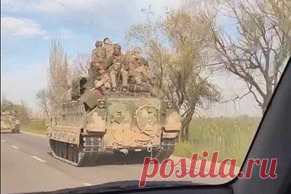 Движущаяся к фронту колонна ВСУ из американских БМП Bradley попала на видео. Движущаяся к линии фронта колонна Вооруженных сил Украины из американских боевых машин пехоты (БМП) Bradley попала на видео, кадры показал Telegram-канал «Военкоры Русской Весны». Отмечается, что техника закреплена за 47-й механизированной бригадой, на одной из БМП нанесен новый тактический знак ВСУ — стрелка.